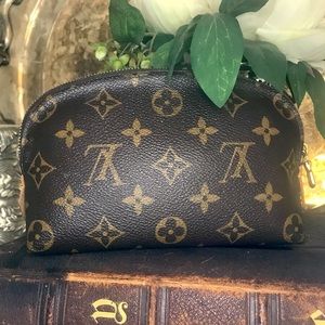 💄- Louis Vuitton monogram pouche